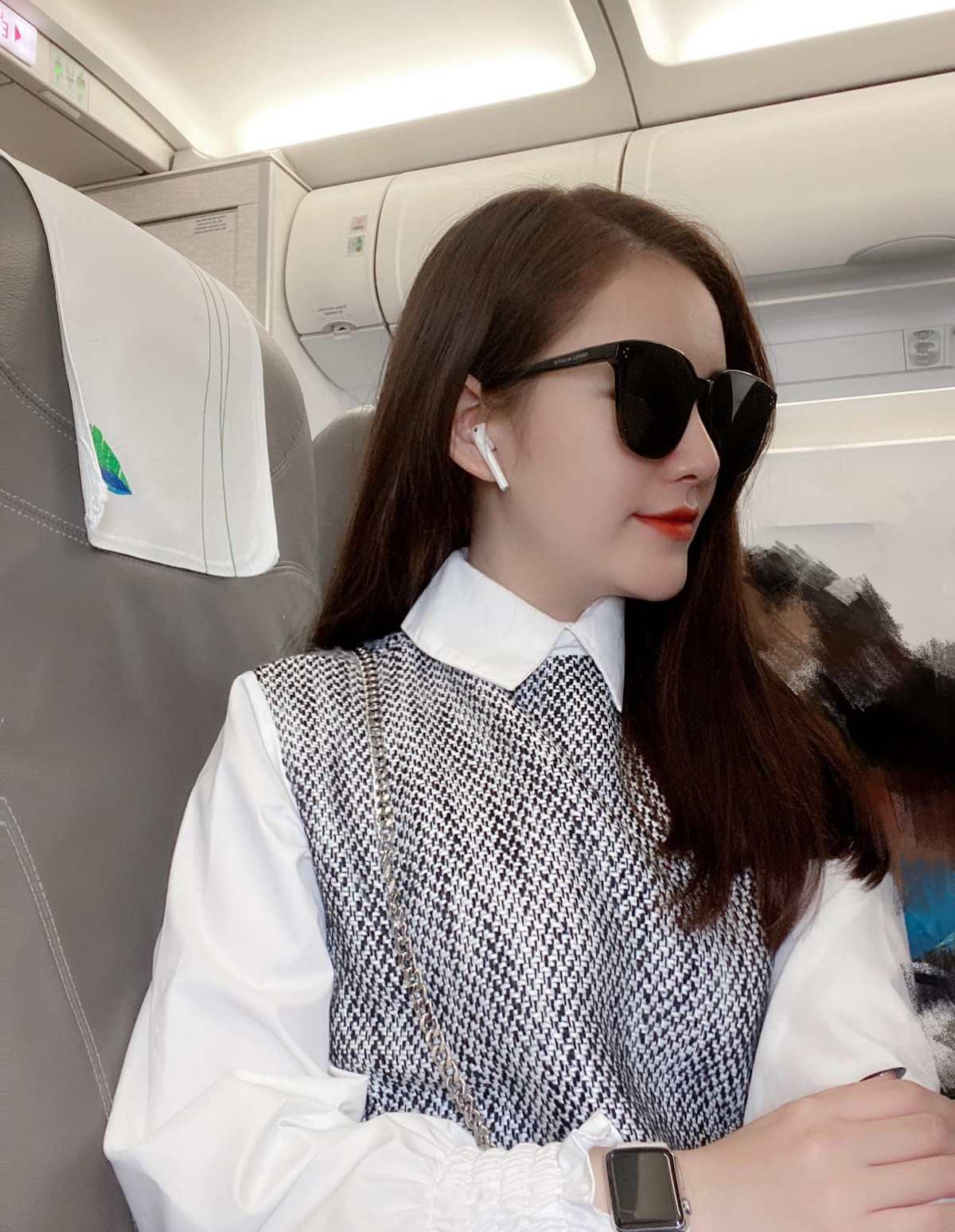 Theo một chia sẻ trên báo chí, hot girl đeo vàng ngày cưới cho biết gia đình cô chỉ kinh doanh bình thường chứ không phải gia thế “trâm anh thế phiệt” như nhiều người đồn đoán.