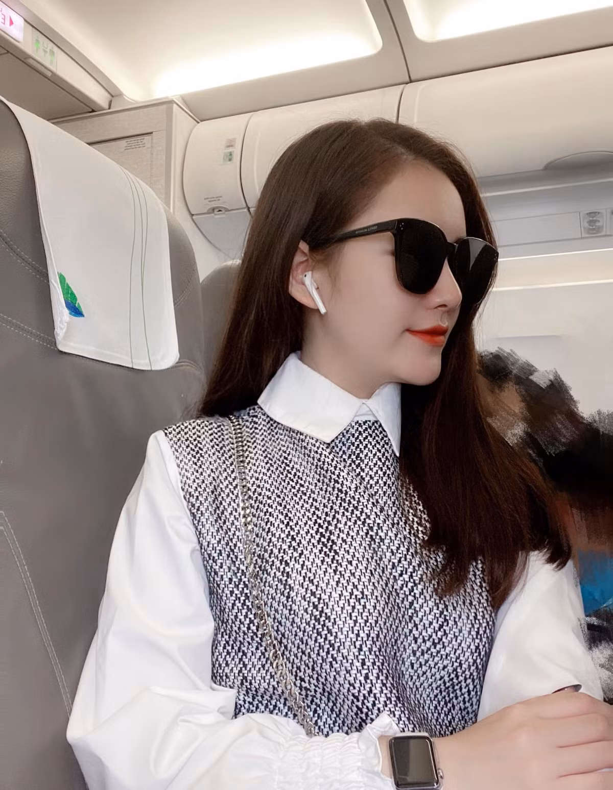 Theo một chia sẻ trên báo chí, hot girl đeo vàng ngày cưới cho biết gia đình cô chỉ kinh doanh bình thường chứ không phải gia thế “trâm anh thế phiệt” như nhiều người đồn đoán.