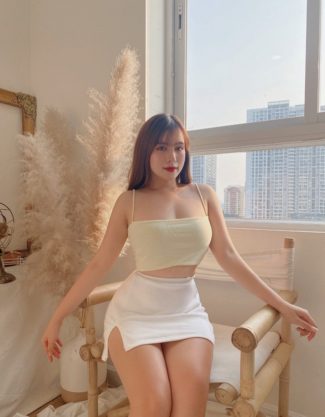 Được biết, gái xinh Quảng Ngãi gây sức hút nhờ sở hữu vóc dáng chuẩn đẹp. Số đo 3 vòng của cô là 89-62-103, cao 1m64, nặng 55kg.