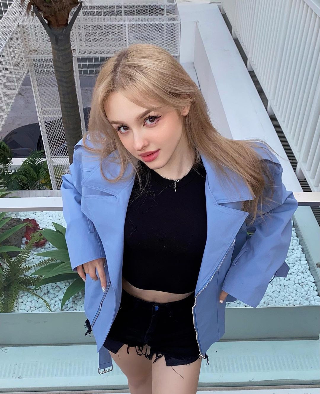 Phong cách thời trang của Elina trẻ trung, năng động xen lẫn chút gợi cảm.