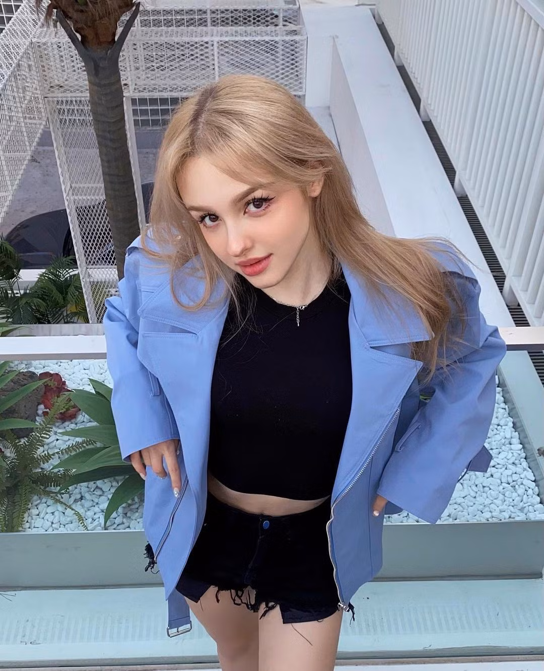 Phong cách thời trang của Elina trẻ trung, năng động xen lẫn chút gợi cảm.