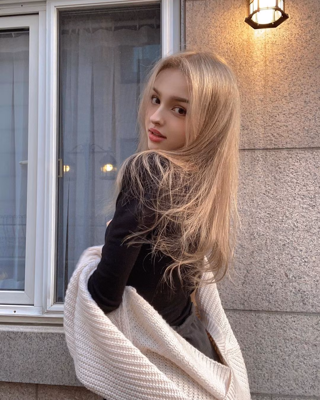 Ngoài mẫu ảnh, Elina còn đam mê ca hát và có ước mơ trở thành ca sĩ. Ca khúc cover Way back home của cô từng nhận được nhiều lời tán dương.