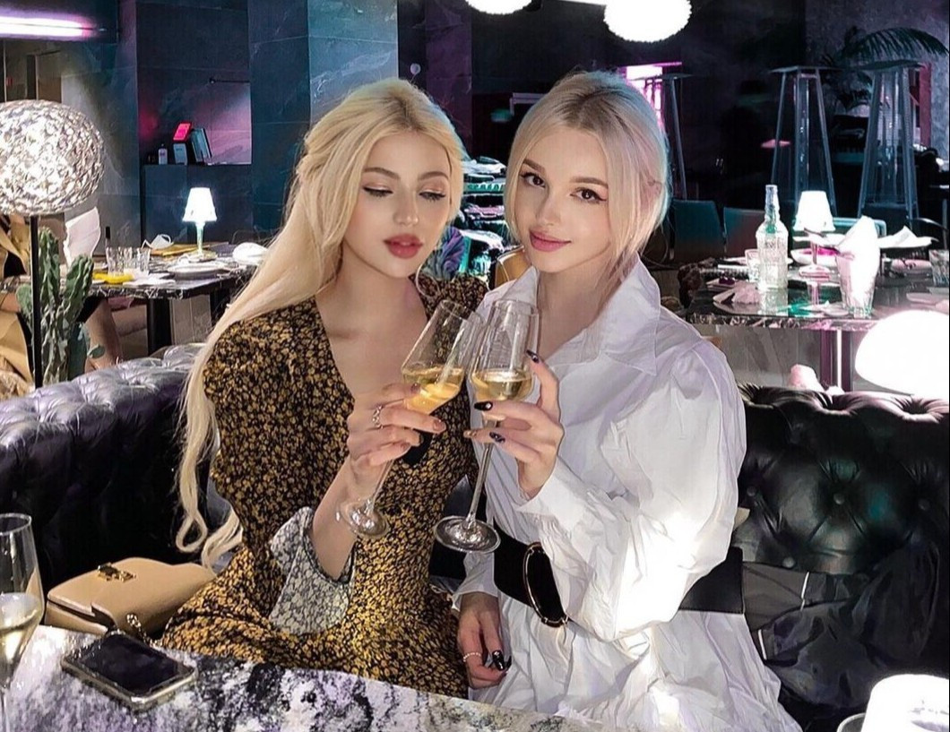 Elina (Uzbekistan) và Miranda (Lebanon) là cặp bạn thân nổi tiếng trong làng mẫu ảnh Hàn Quốc. Hai người đẹp cùng sinh sống và làm việc tại Seoul.