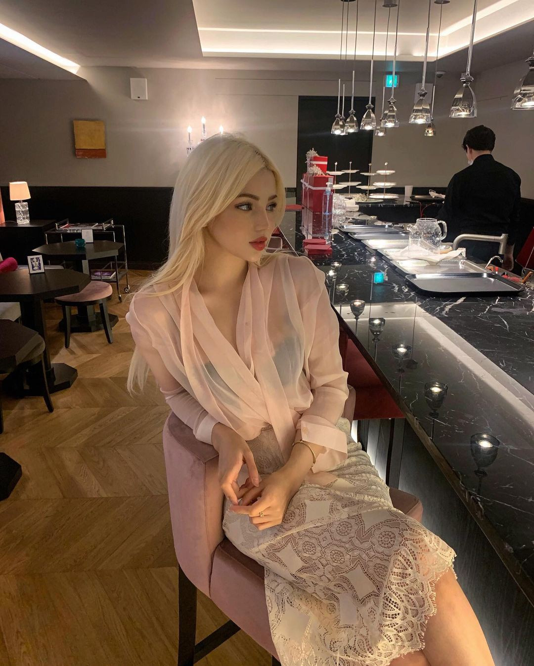 Miranda khá kín tiếng, không chia sẻ nhiều về bản thân. Trên trang cá nhân, cô chủ yếu chia sẻ ảnh selfie cũng như check-in tại các địa điểm sang trọng.