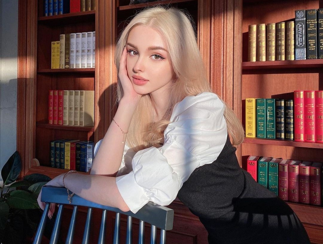 Karimova Elina là người mẫu lai Nga và Uzbekistan, cô chuyển đến sống tại Hàn Quốc từ năm 4 tuổi nên có thể nói thành thạo tiếng Hàn.