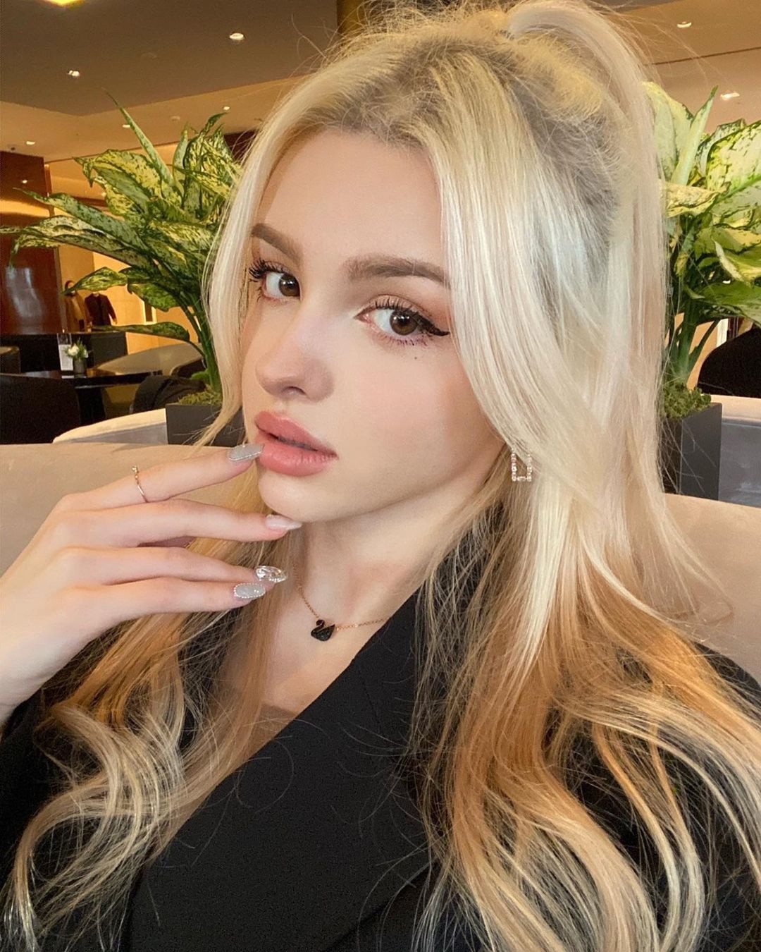 Hot girl 9x có chiều cao 1m63 cùng cân nặng 43kg theo đúng chuẩn "mình dây" ở xứ sở kim chi.