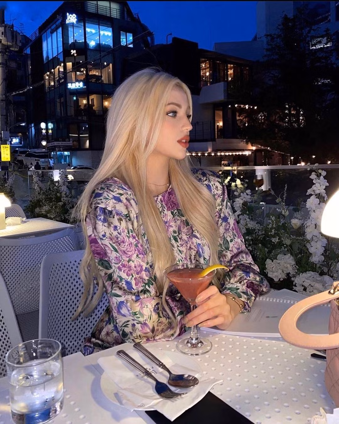 Nàng mẫu luôn nổi bật với mái tóc dài sáng màu và gương mặt được trang điểm kỹ mỗi lần xuất hiện.