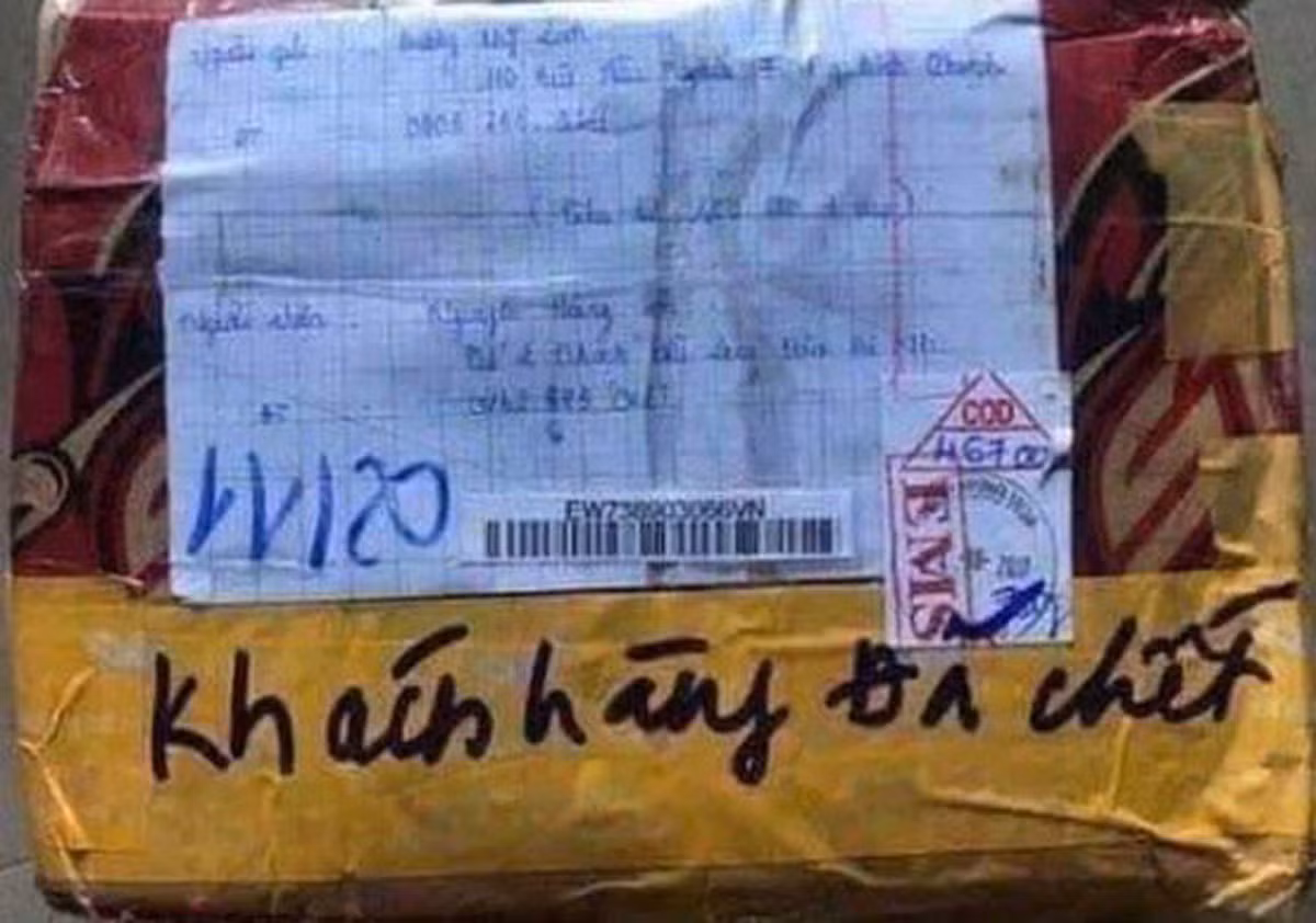 Gói hàng được giao đến tay khách nhưng khách không nhận với lý do không biết nên vui hay nên buồn.