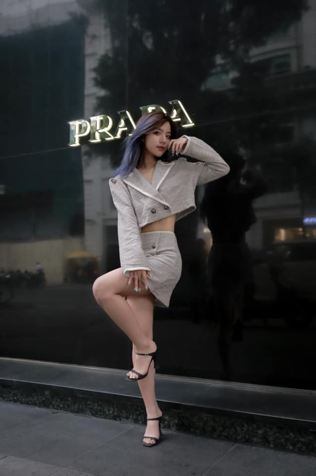 Để sở hữu vóc dáng "vạn người mê" như hiện tại, Phan Hằng tiết lộ, cô tập luyện gym và yoga kết hợp với cường độ cao.