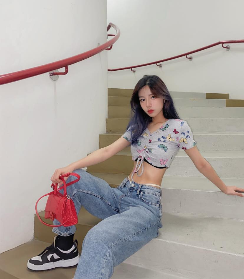 Không chỉ xinh đẹp, Phan Hằng còn nổi bật với thành tích học tập cực tốt. Cô nàng từng là nữ sinh trường THPT Chuyên Võ Nguyên Giáp, Quảng Bình và dành nhiều giải thưởng cấp tỉnh, thành phố…