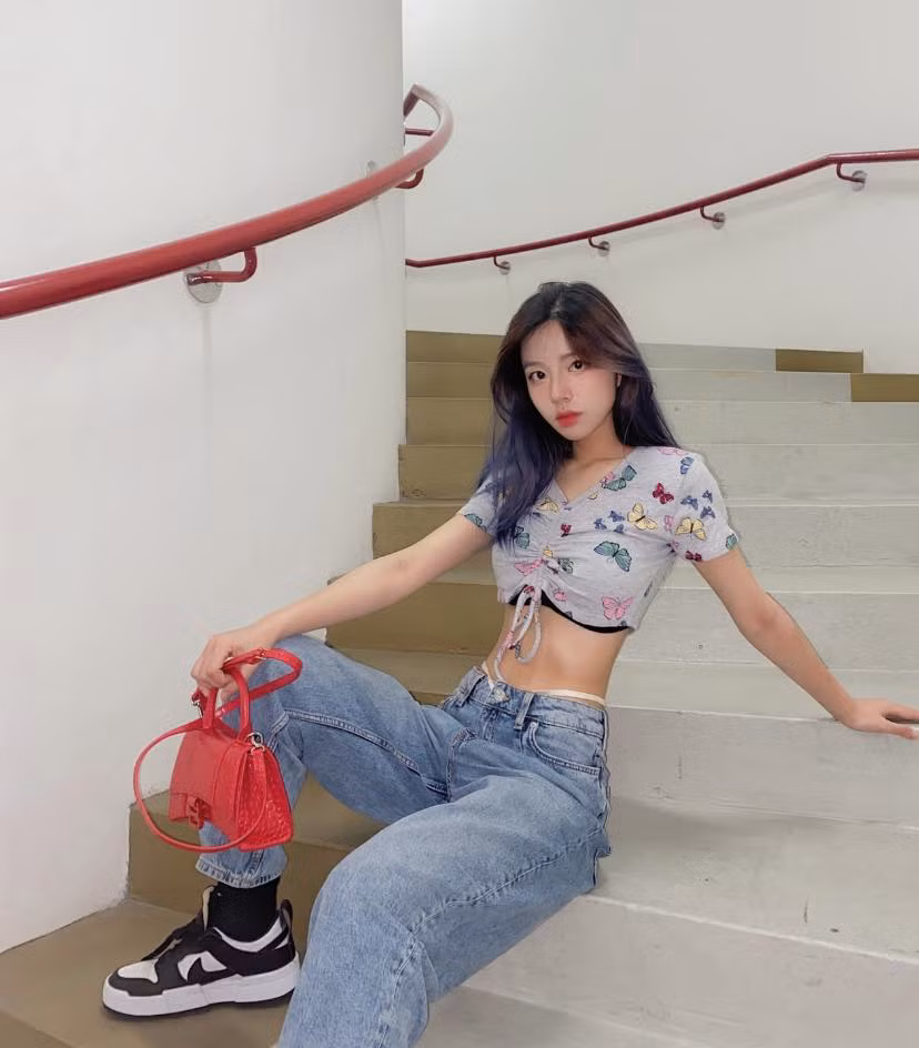 Không chỉ xinh đẹp, Phan Hằng còn nổi bật với thành tích học tập cực tốt. Cô nàng từng là nữ sinh trường THPT Chuyên Võ Nguyên Giáp, Quảng Bình và dành nhiều giải thưởng cấp tỉnh, thành phố…