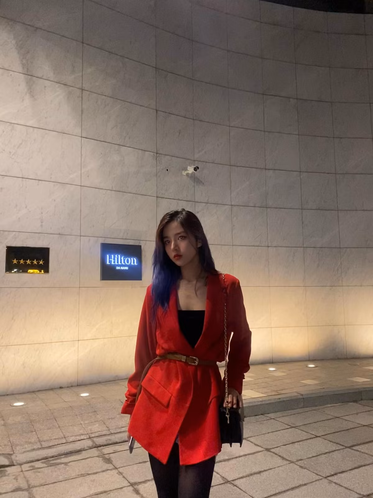 Phan Hằng còn được gọi là "hot girl ảnh thẻ" nổi đình đám trên MXH cách đây khá lâu. Tuy nhiên từ khi nổi tiếng, từ một nữ sinh với vẻ ngây thơ, trong sáng, hiện tại Phan Hằng đã "lột xác" trở nên phong cách, cá tính hơn.