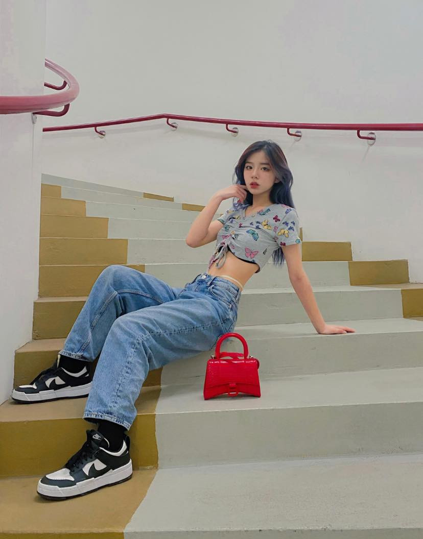 Với ngoại hình xinh đẹp và bảng thành tích học tập sáng chói của mình thì Phan Hằng xứng đáng là “con nhà người ta” chính hiệu được nhiều người ngưỡng mộ.