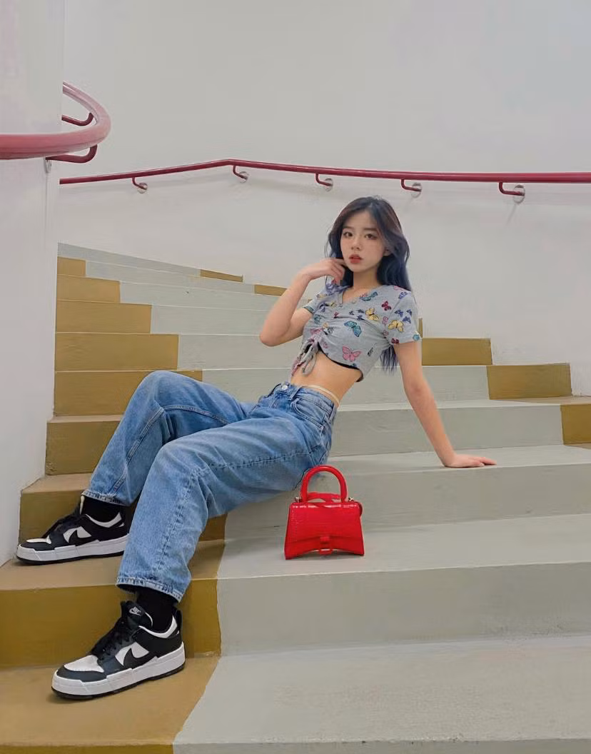 Với ngoại hình xinh đẹp và bảng thành tích học tập sáng chói của mình thì Phan Hằng xứng đáng là “con nhà người ta” chính hiệu được nhiều người ngưỡng mộ.