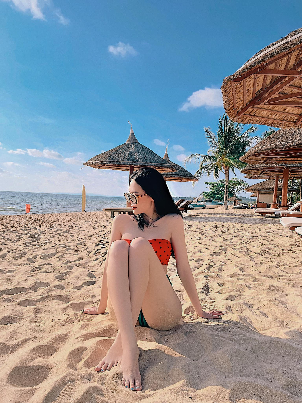 Trang phục bikini của "con dâu ông trùm điện tử Sài Gòn" được cho là khá kín đáo và không táo bạo.