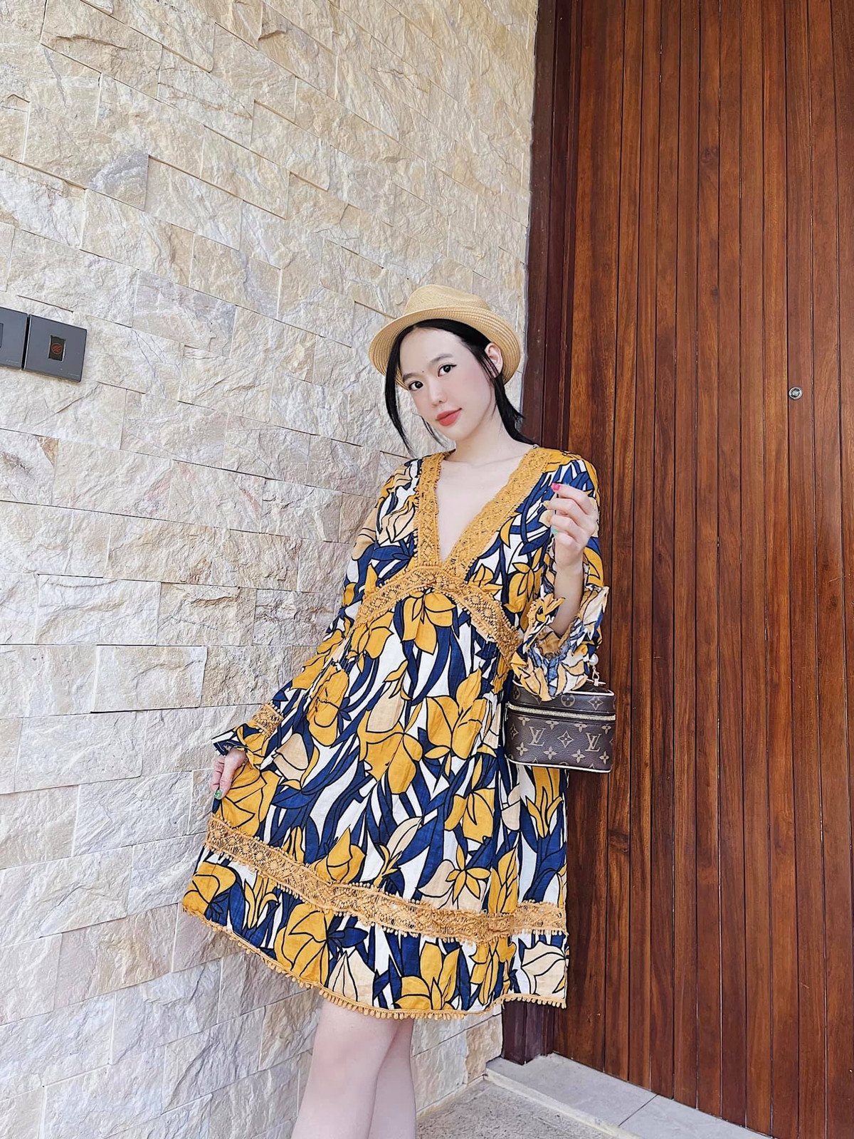 Đôi chân thon thả không tì vết cũng là một lợi thế của Vân Tiny. Ảnh: FBNV