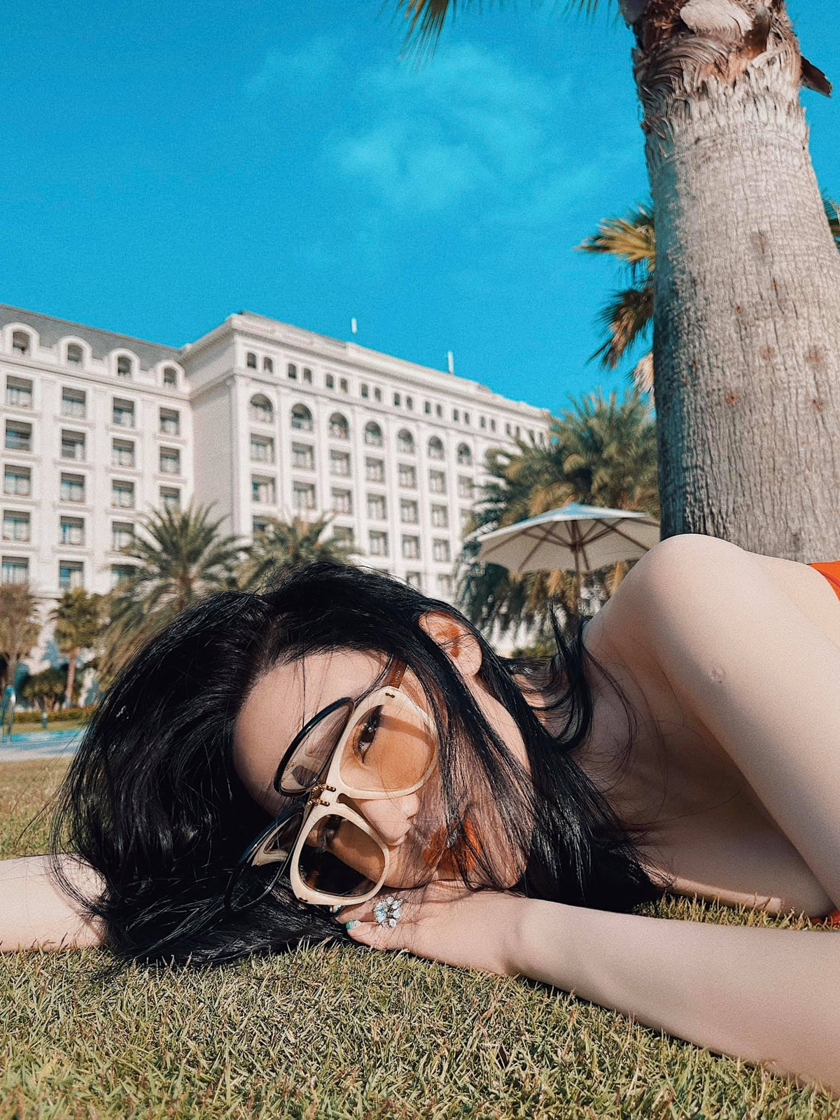 Vân Tiny sở hữu thân hình cân đối với tỉ lệ cơ thể lý tưởng. Nhờ vẻ đẹp quyến rũ vốn có, thân hình đồng hồ cát cùng làn da trắng sứ, Vân Tiny vẫn khiến dân tình đổ gục.