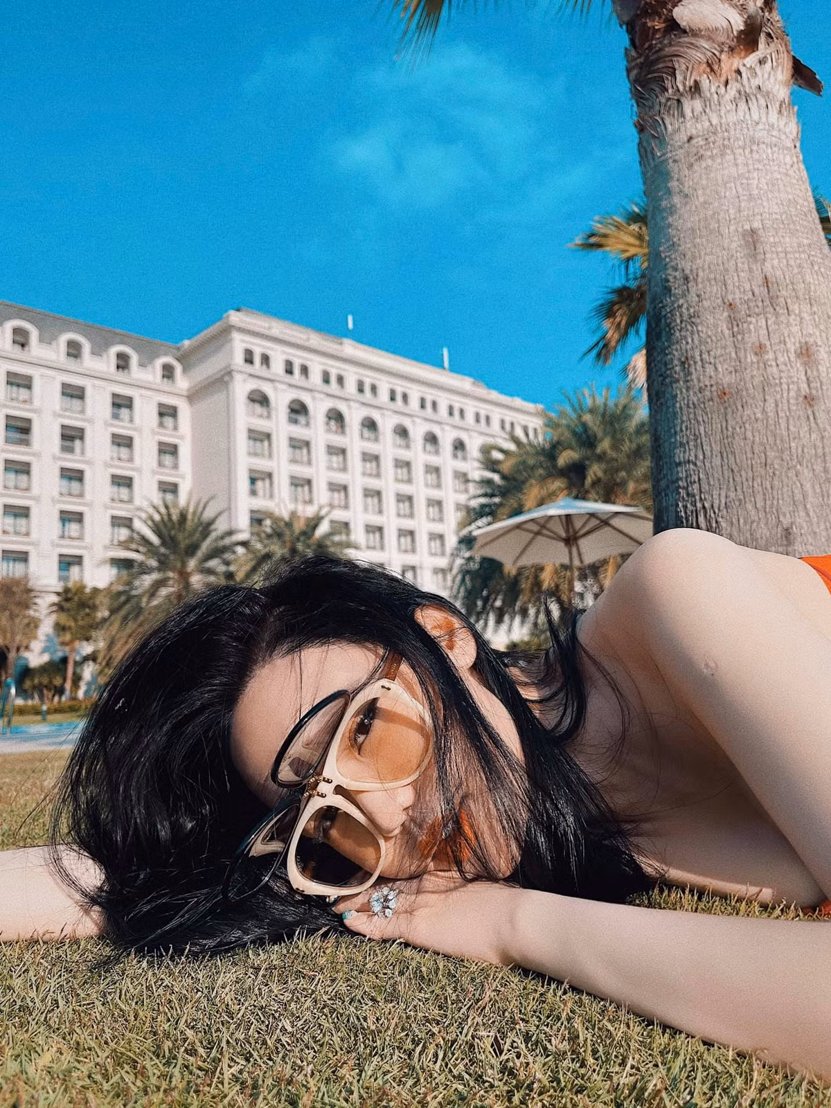 Vân Tiny sở hữu thân hình cân đối với tỉ lệ cơ thể lý tưởng. Nhờ vẻ đẹp quyến rũ vốn có, thân hình đồng hồ cát cùng làn da trắng sứ, Vân Tiny vẫn khiến dân tình đổ gục.