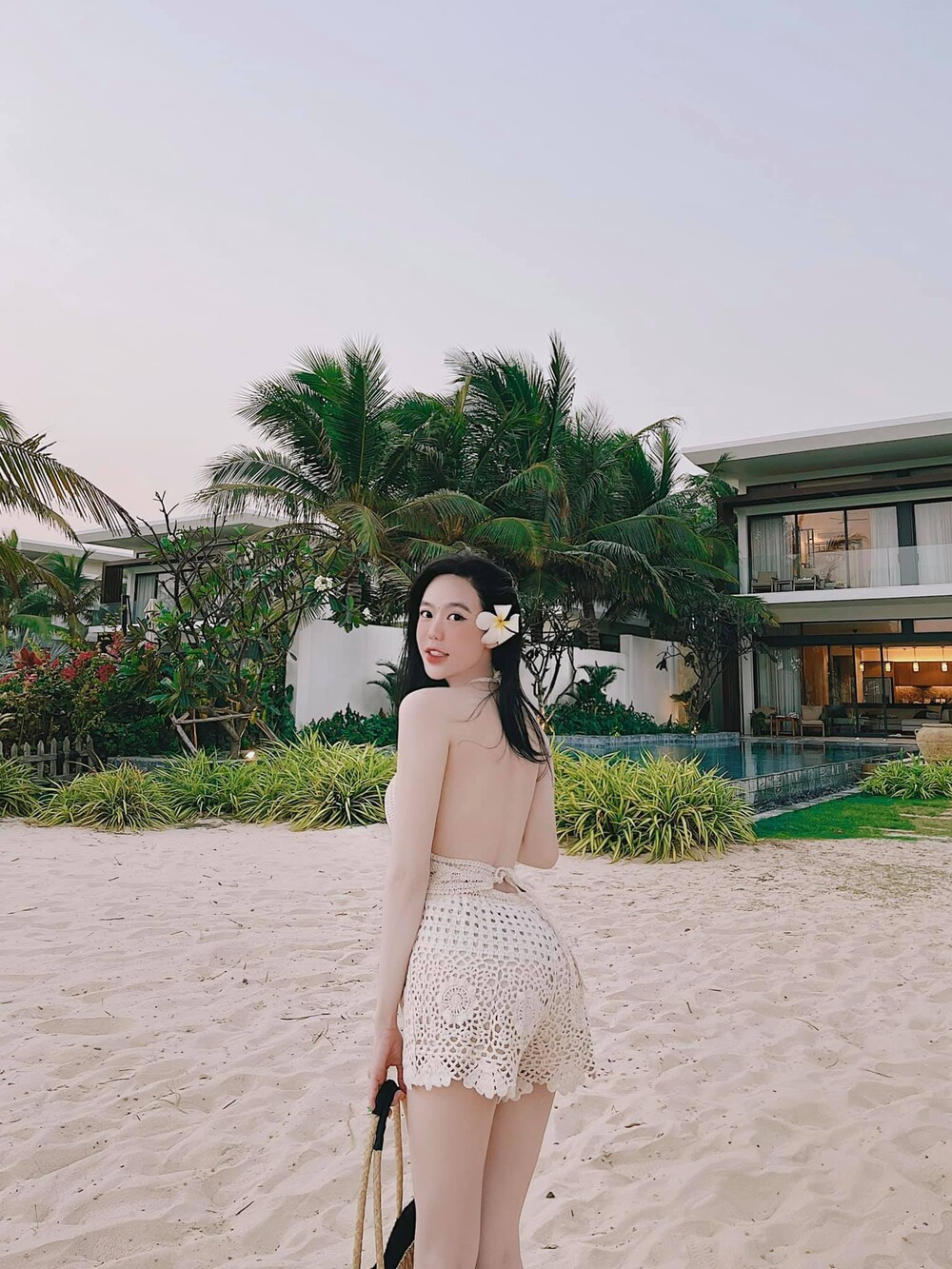 Cộng đồng mạng cũng phải bất ngờ trước sự quyến rũ, nóng bỏng và điệu đà của cô nàng.