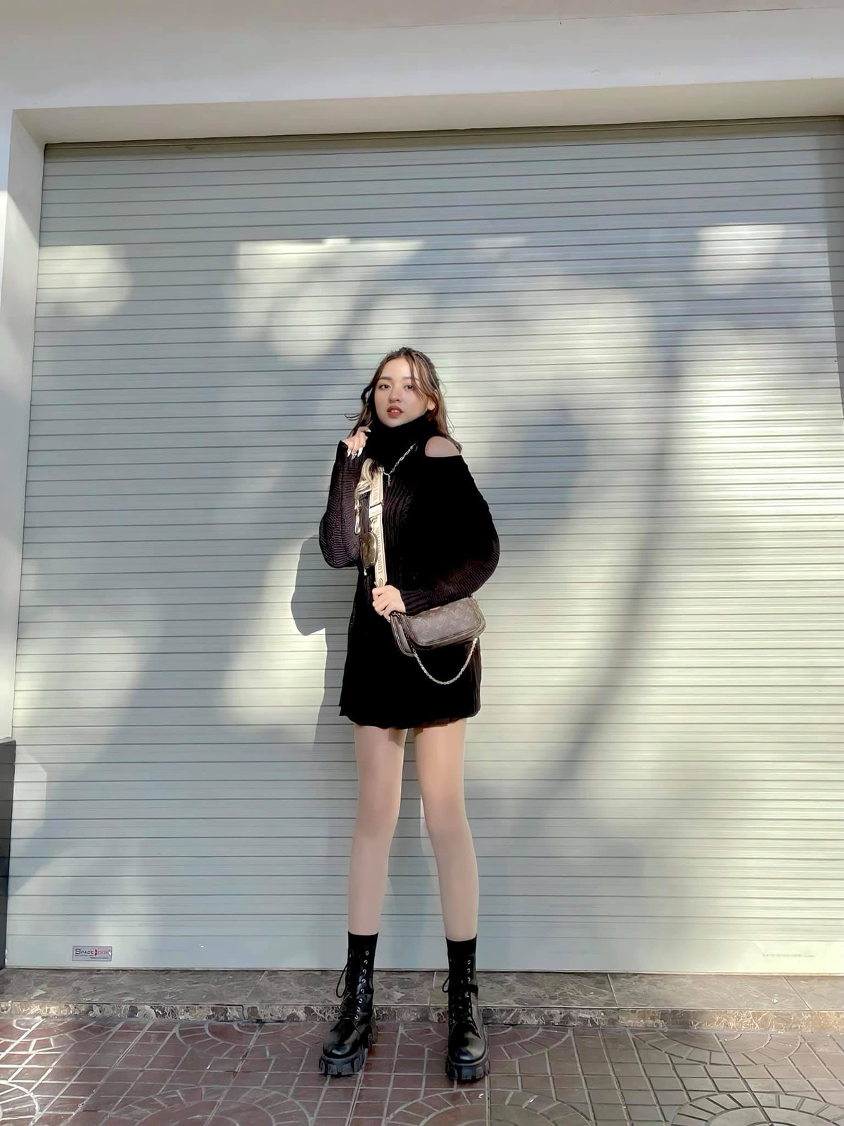 Cô nàng thường đăng tải hình ảnh quyến rũ hơn, khoe eo thon dáng chuẩn ai cũng "trầm trồ".