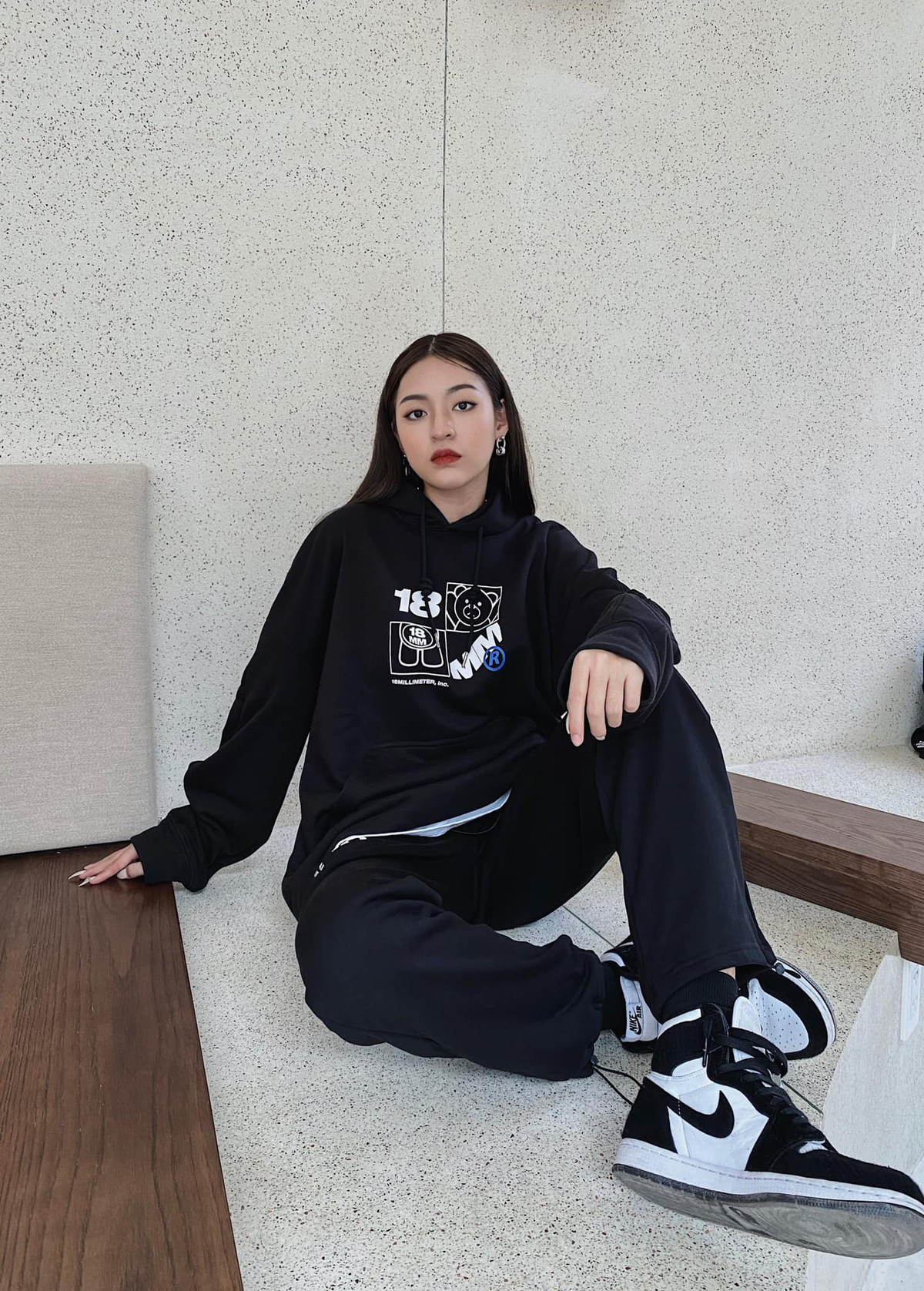 Có thể nói, đây là lần đầu tiên nhan sắc của "hot girl bắp cần bơ" cân đẹp được mọi góc độ trong mọi khung hình.