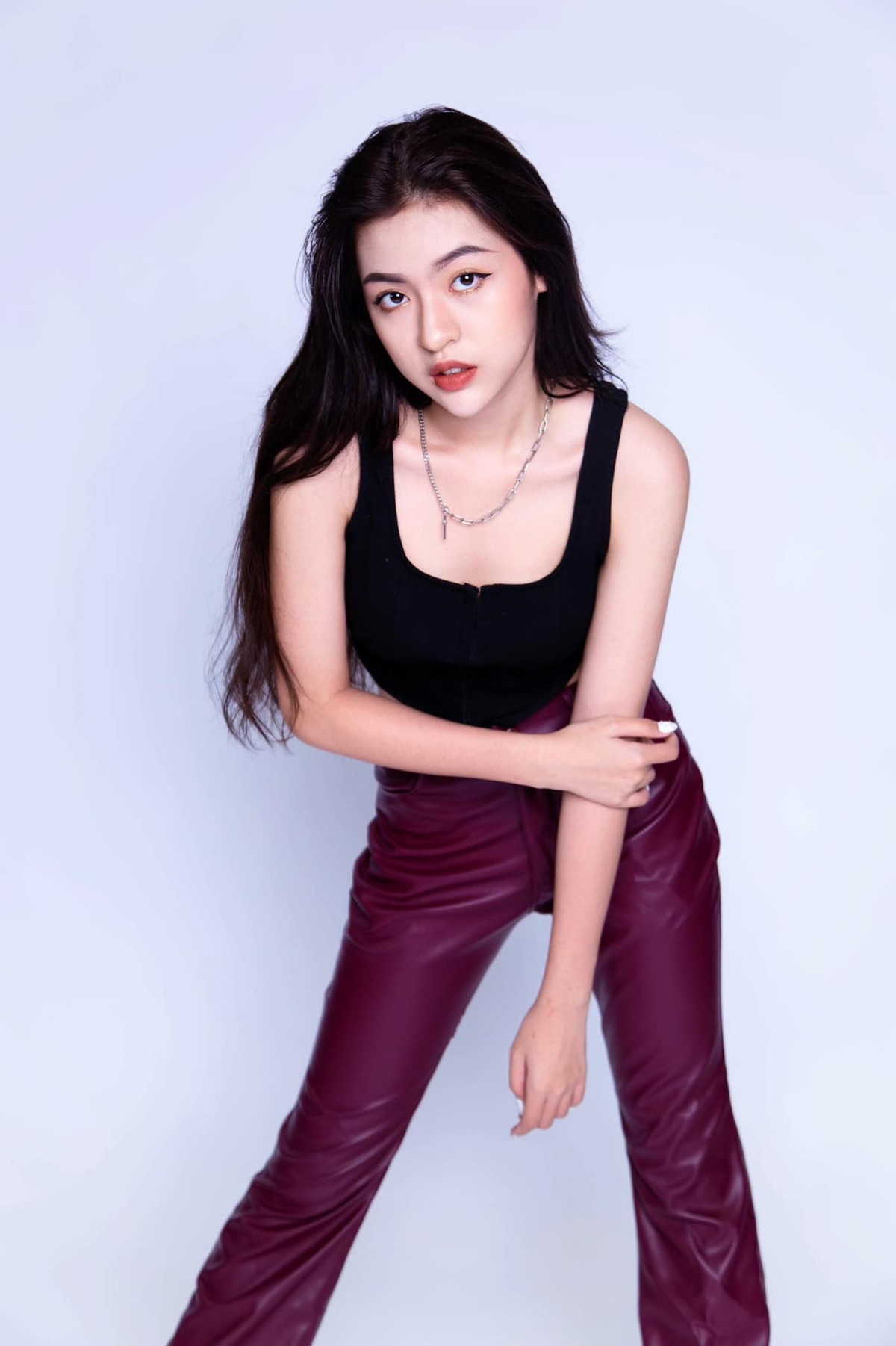 Có thể bằng thủ thuật trang điểm, nàng hot girl đã che đi sống mũi to và gương mặt cũng thanh thoát hơn hẳn.