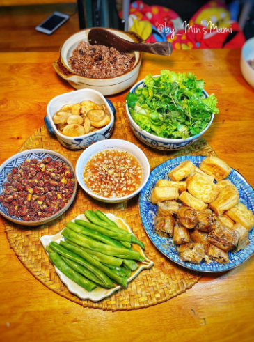 Đặc biệt hơn cả là mỗi mâm cơm nhà mà chị Loan chuẩn bị đều không hề trùng nhau món nào. Chi phí các bữa ăn dao động từ 80 ngàn-200 ngàn tuỳ bữa.