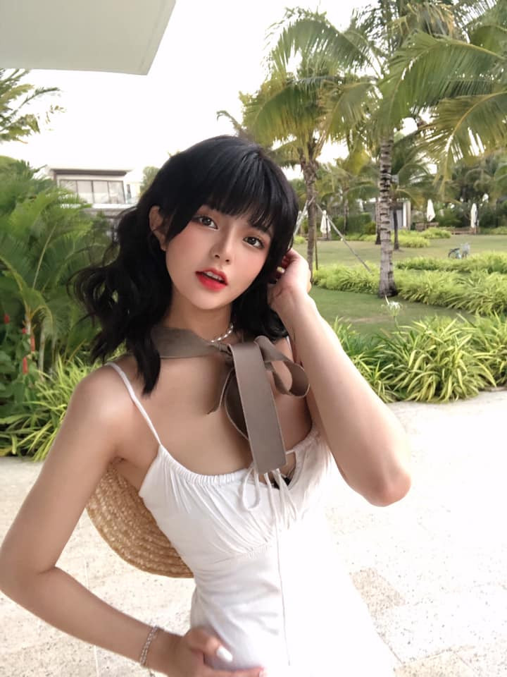 Theo chia sẻ với báo chí, Minh Thư yêu thích make-up, muốn trở thành một beauty blogger trong tương lai.