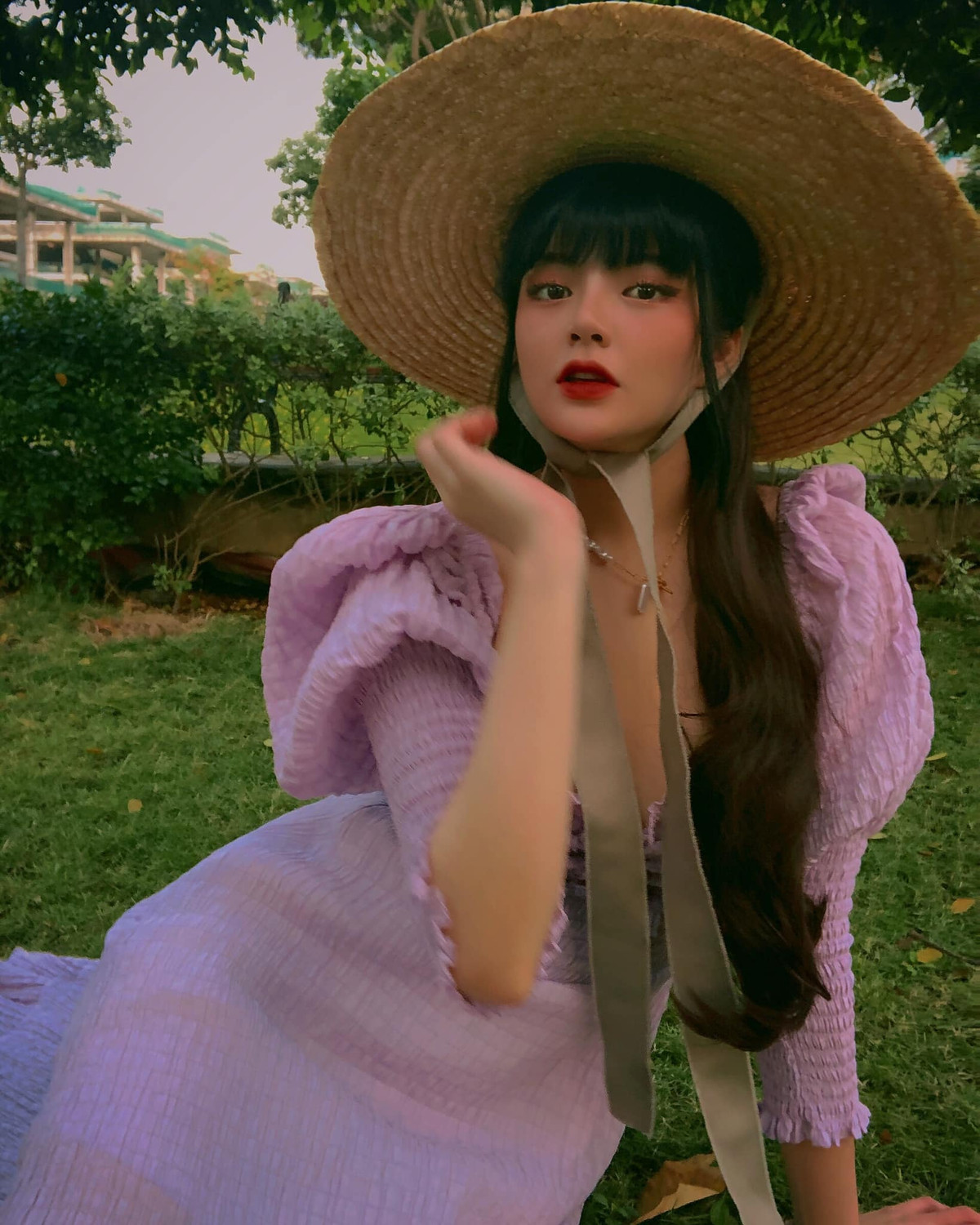 Ngay cả trang phục đời thường, sự gợi cảm của nàng hot girl cũng thể hiện rõ qua gu ăn mặc rất thời trang, trending và khoe được những lợi thế về hình thể của mình.