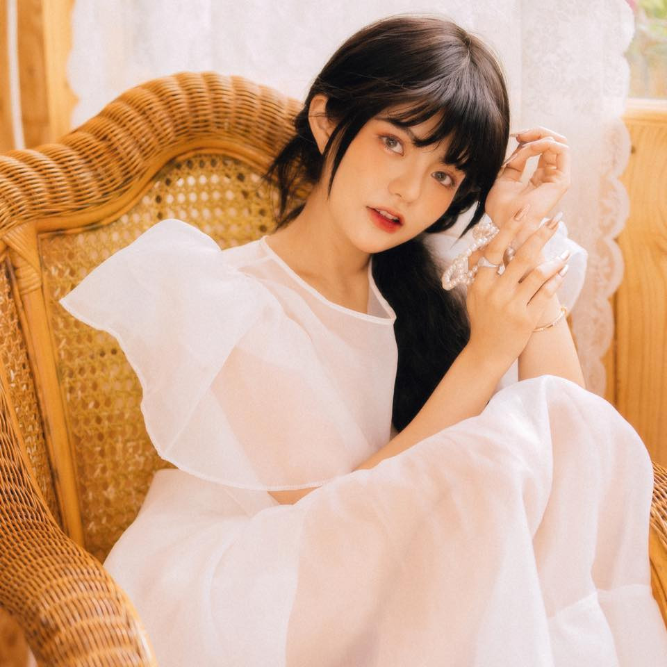 Những hình ảnh của gái xinh Gia Lai trên trang cá nhân đã khiến cộng đồng mạng Việt Nam một phen xôn xao, bởi lẽ khuôn mặt của cô gái này đẹp tựa búp bê.