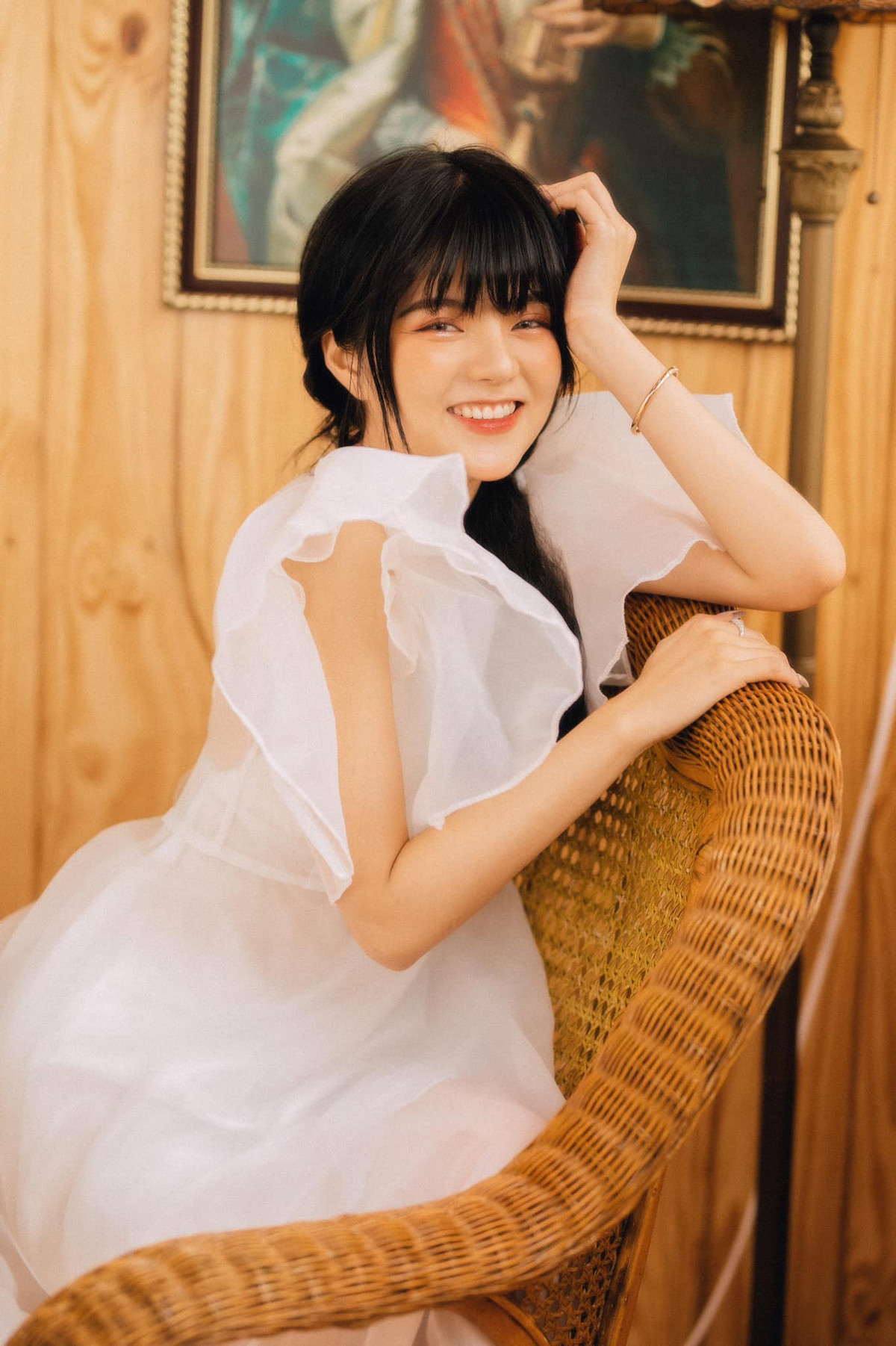 Sở hữu gương mặt trái xoan, đôi mắt to tròn kèm theo đó là những đường nét thanh tú, nàng hot girl 2K đã khiến cho giới trẻ, đặc biệt là các đấng mày râu phải dậy sóng.