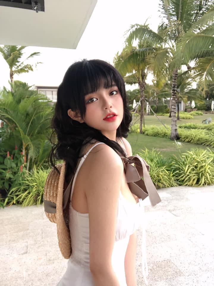 Không chỉ sở hữu gương mặt xinh như búp bê, nàng hot girl còn sở hữu một hình thể rất thon gọn, gợi cảm.