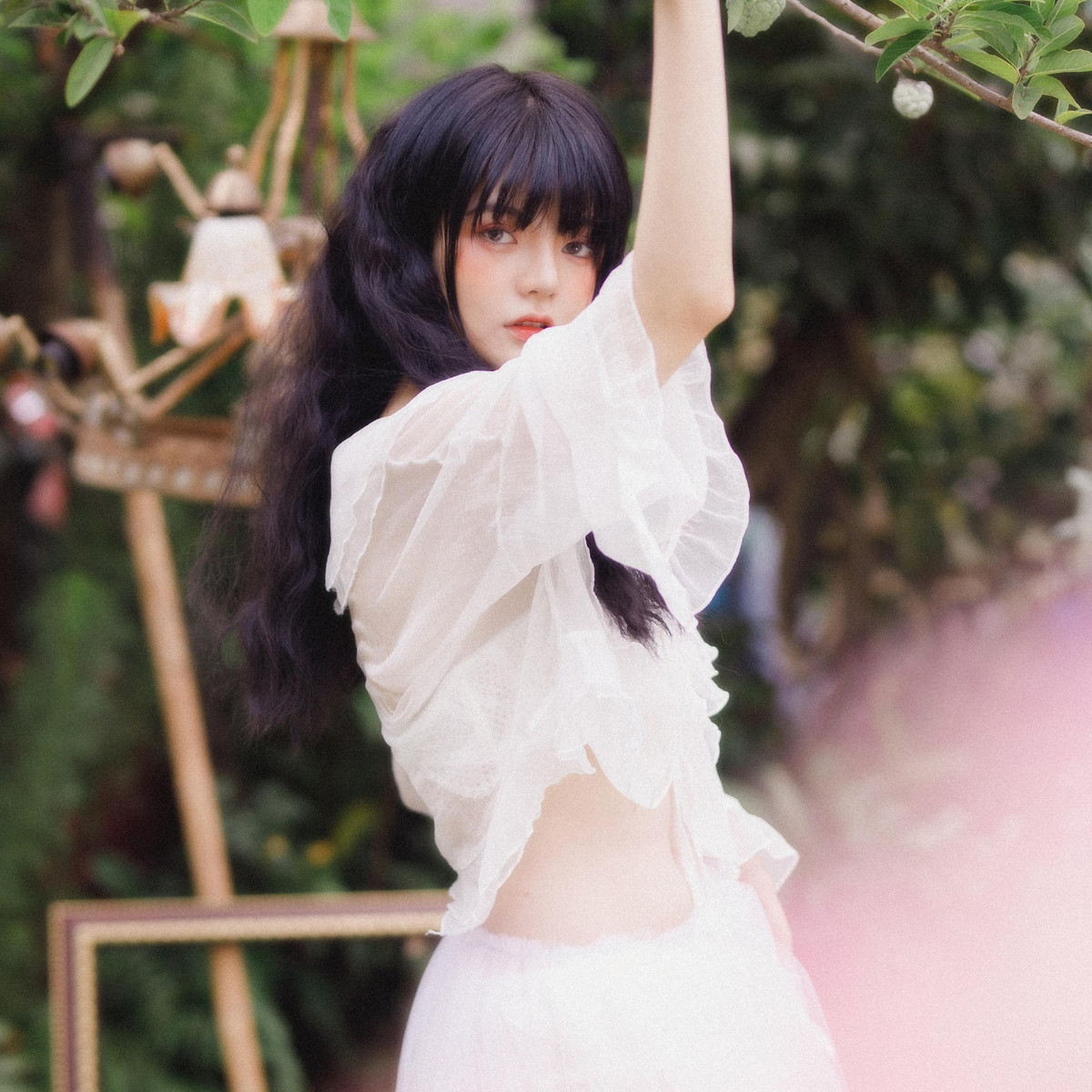 Trương Thị Minh Thư hay còn được gọi với biệt danh Charm Aliyah, sinh năm 2001 là hot girl mới nổi thời gian gần đây. Cô nàng gây sốt trên MXH nhờ sở hữu khuôn mặt đẹp tựa búp bê.