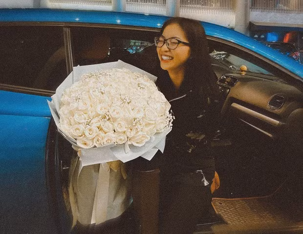 Nhật Lê cũng nhiều lần khoe loạt ảnh đi ăn cùng người ấy tại một nhà hàng sang trọng, đi kèm là bó hoa siêu to khổng lồ.