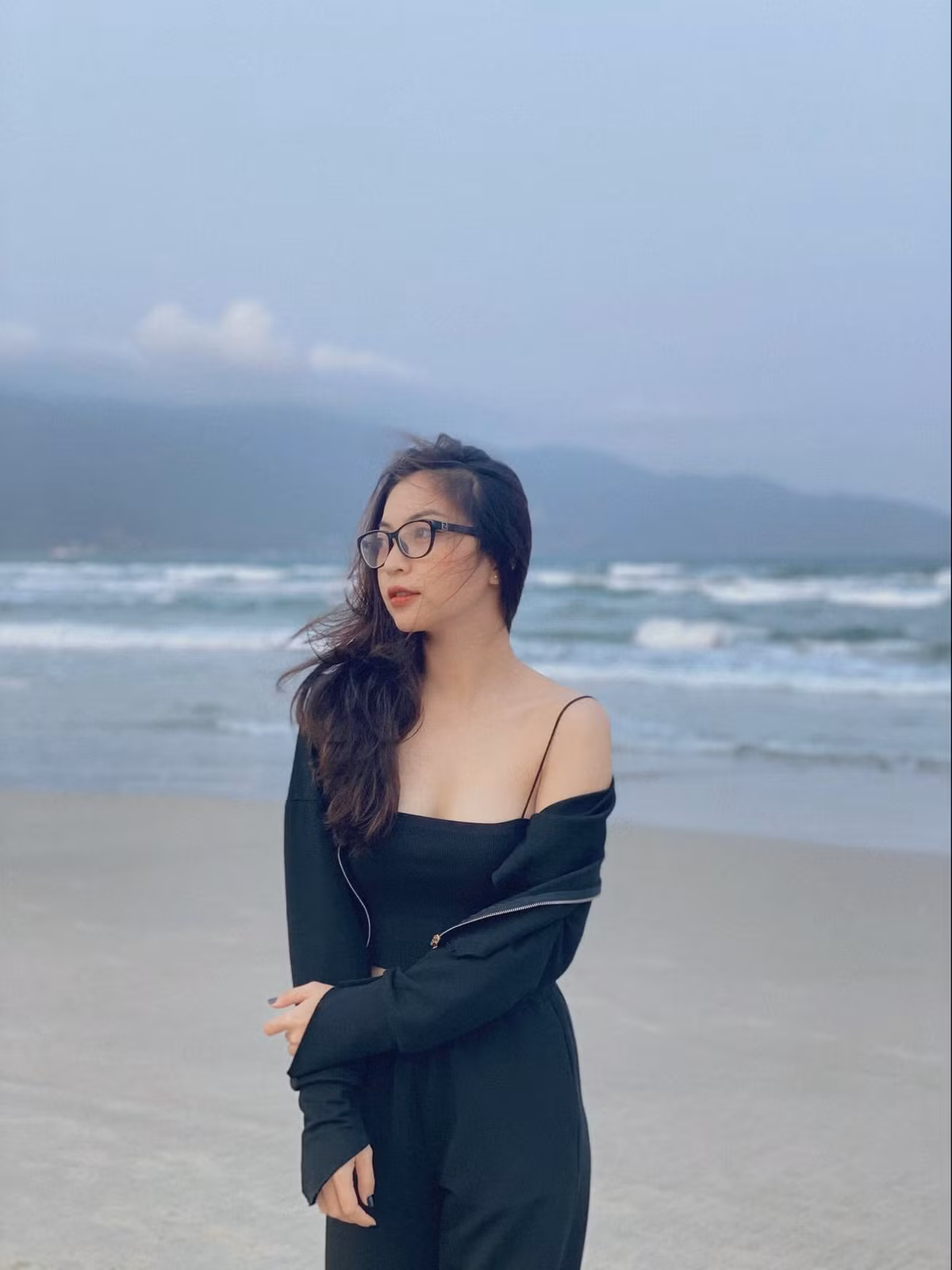 Mặc dù không còn ngần ngại khi chia sẻ hình ảnh tình tứ bên bạn trai mới, nhưng hot girl xứ Quảng vẫn một mực không để lộ mặt chàng. khiến nhiều người rất tò mò.