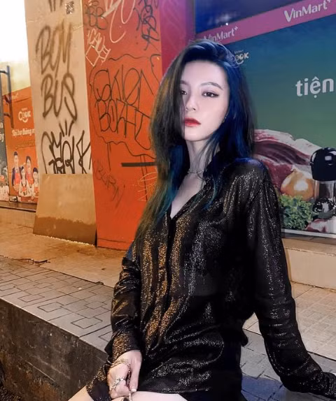 Bâu là số hiếm các hot girl ít khi chia sẻ quan điểm riêng trên mạng xã hội và cũng kín tiếng trong chuyện đời tư.