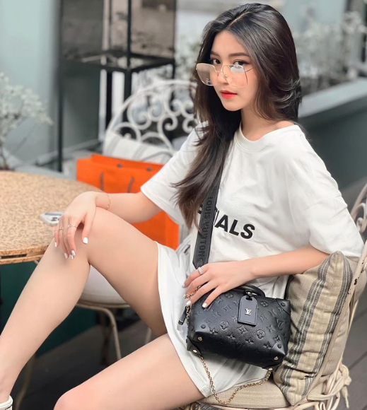 Lần đầu tiên đóng MV nhưng biểu cảm cùng diễn xuất của hot girl Instagram này nhận về khá nhiều đánh giá tích cực.