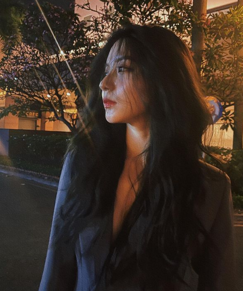 Tuy nhiên nhiều người cho rằng do lối trang điểm hơi khác lạ nên Bâu ở trong MV của Jack không được xinh đẹp bằng Bâu ở ngoài đời.