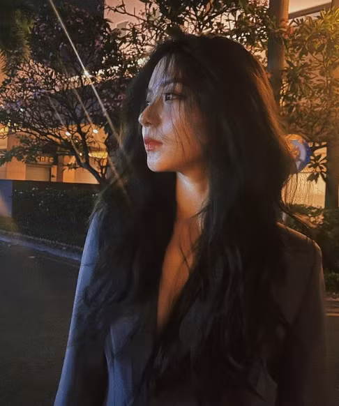 Tuy nhiên nhiều người cho rằng do lối trang điểm hơi khác lạ nên Bâu ở trong MV của Jack không được xinh đẹp bằng Bâu ở ngoài đời.