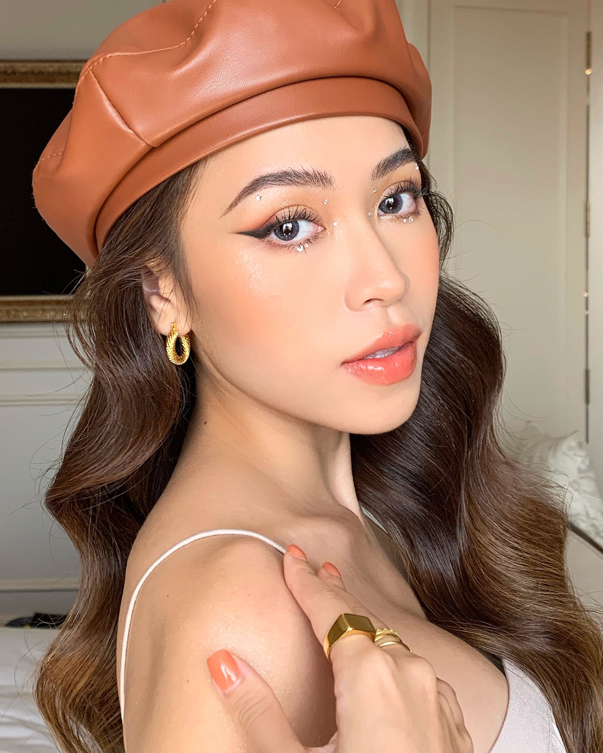 Không chỉ được biết đến là beauty blogger khá nổi, Nguyên Newin còn là một trong những rich kid đình đám. Sinh ra trong gia đình có điều kiện, du học ở Mỹ trở về nên cô thường xuyên chia sẻ cuộc sống sang chảnh ngập tràn hàng hiệu.