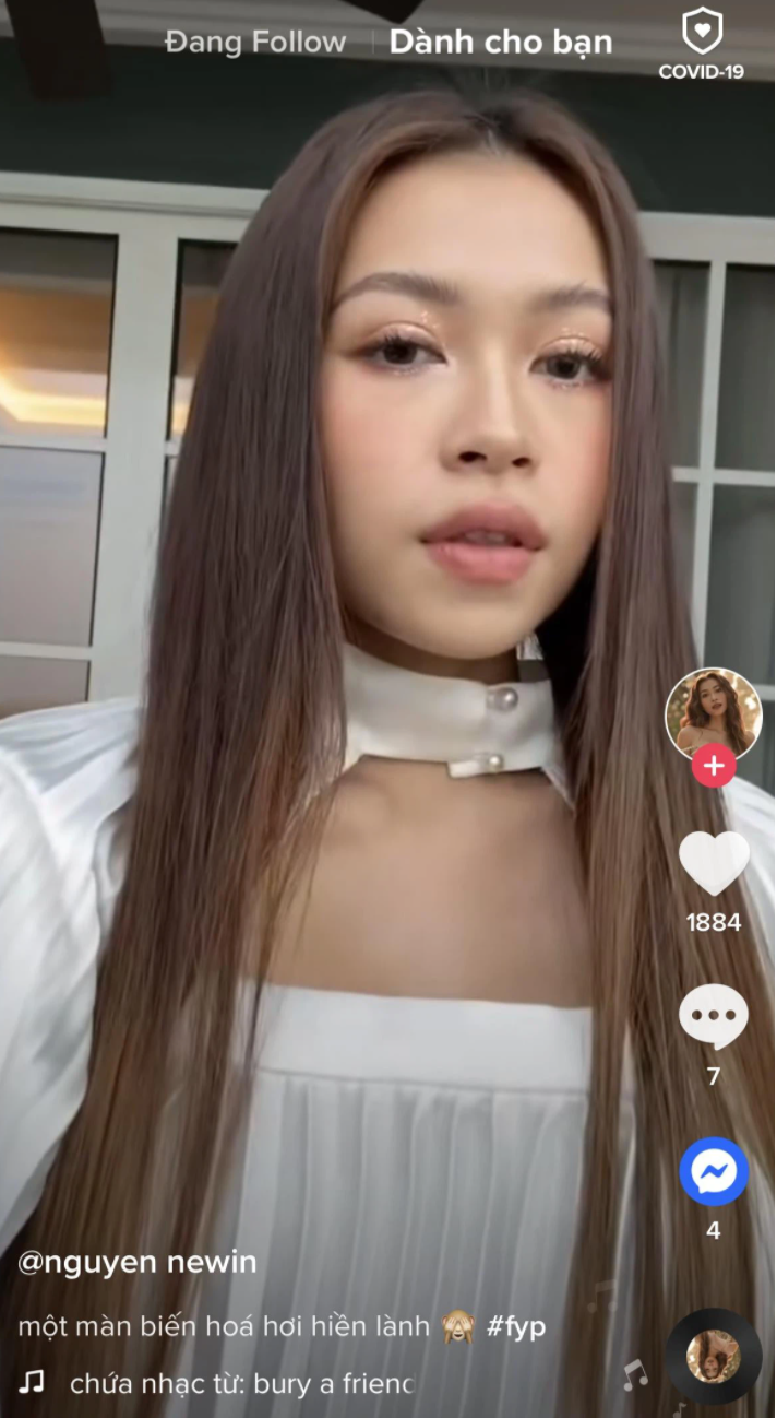 Cuối đoạn video đăng tải, cô nàng lại lập tức "biến hình" với gương mặt thường thấy được trang điểm nhẹ nhàng, tôn lên các đường nét khiến người hâm mộ thở phào nhẹ nhõm.