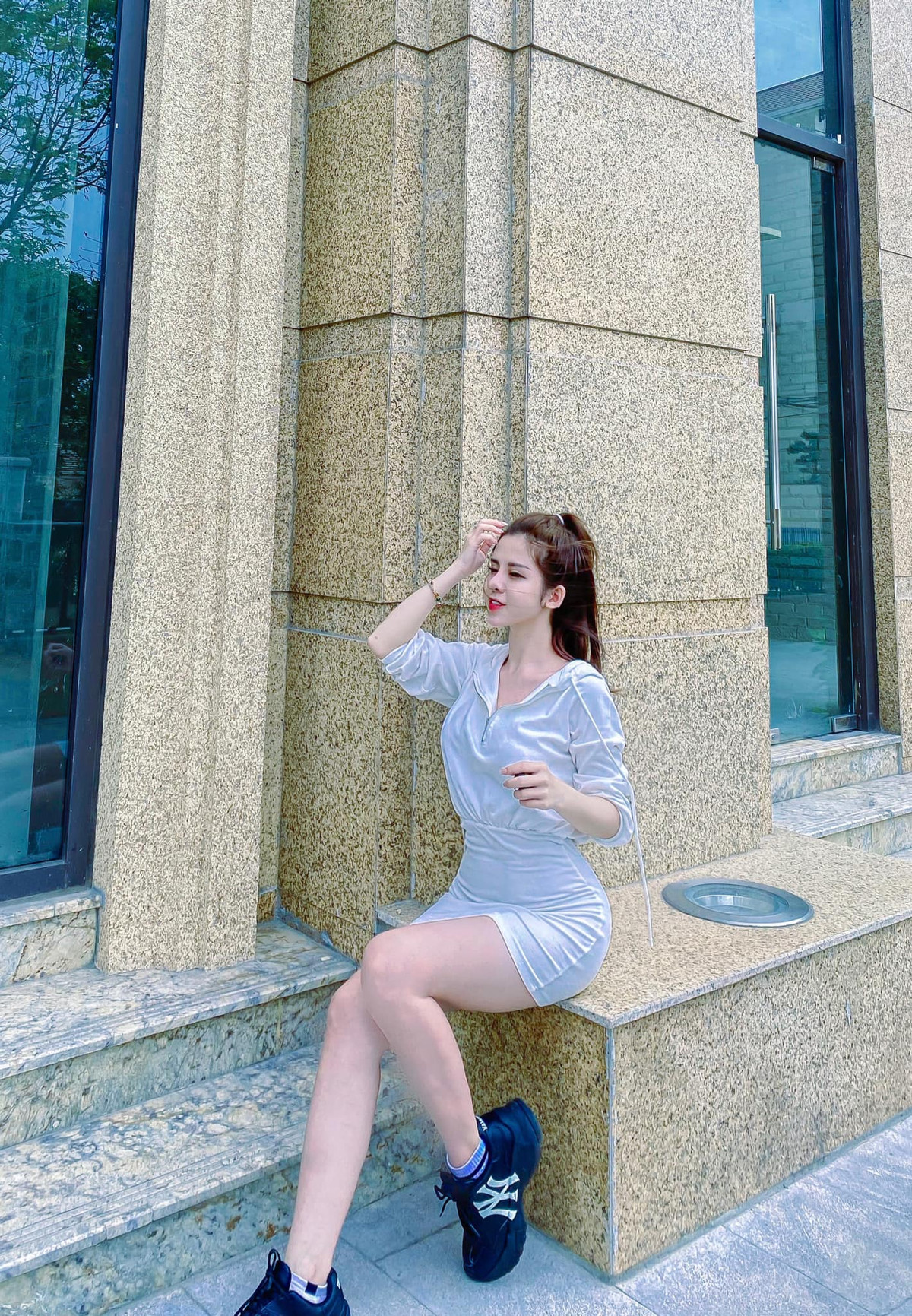 Hiện tại, Mỹ Linh đang theo nghề làm đẹp. Cô gái 21 tuổi sở hữu gu thời trang khá trẻ trung và sành điệu.