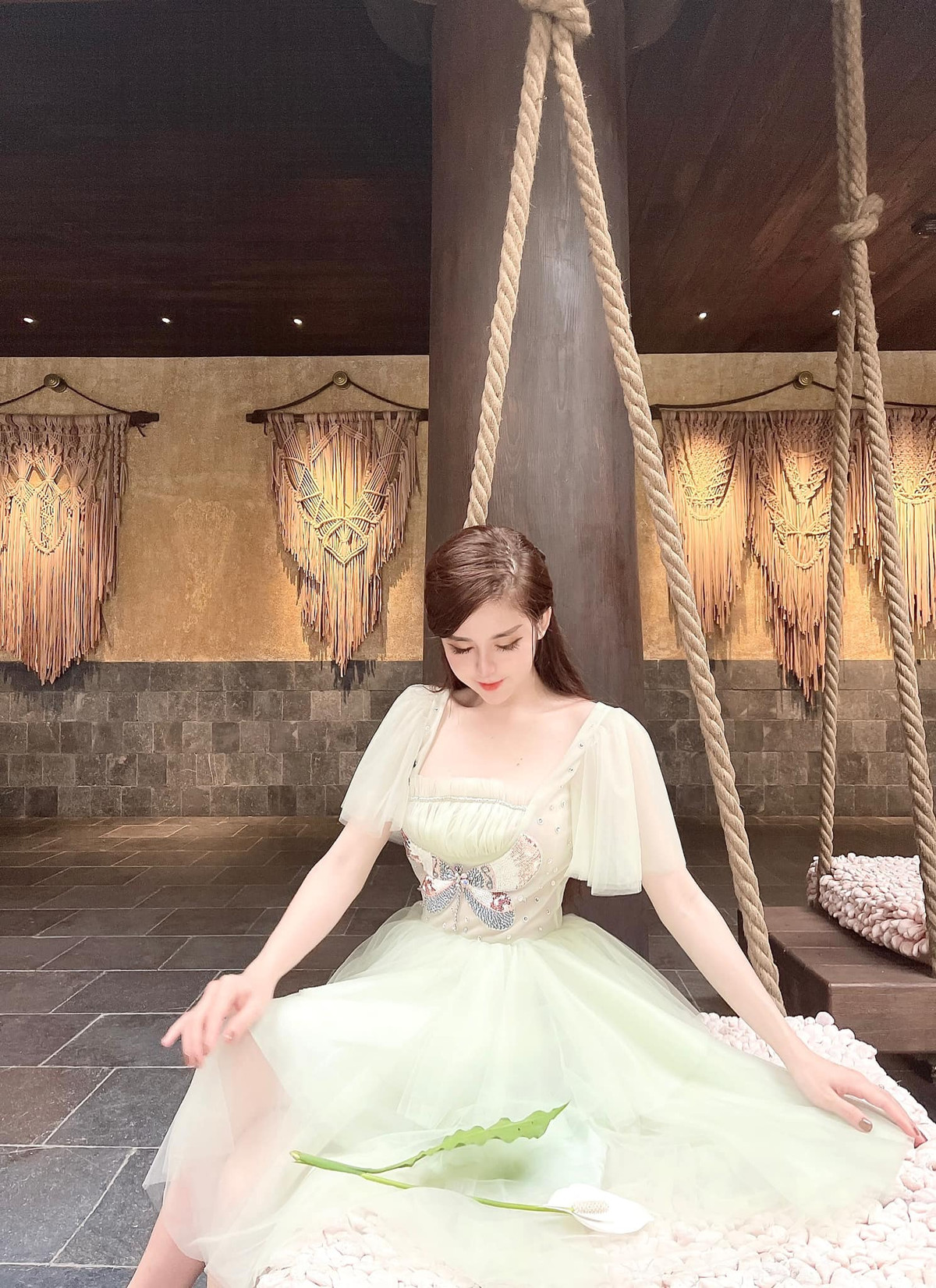 Vốn là cô gái tự lập nên hot girl Mỹ Linh bắt đầu kinh doanh từ khi còn học cấp 3. Cô nàng cũng làm mẫu ảnh cho nhiều shop thời trang ở Hà Nội.