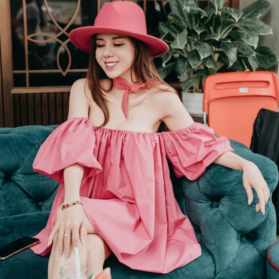 Nếu như Huy Cung được biết đến là vlogger đình đám trong giới trẻ thì vợ anh được biết đến là hot girl từng nổi tiếng của trường Báo.