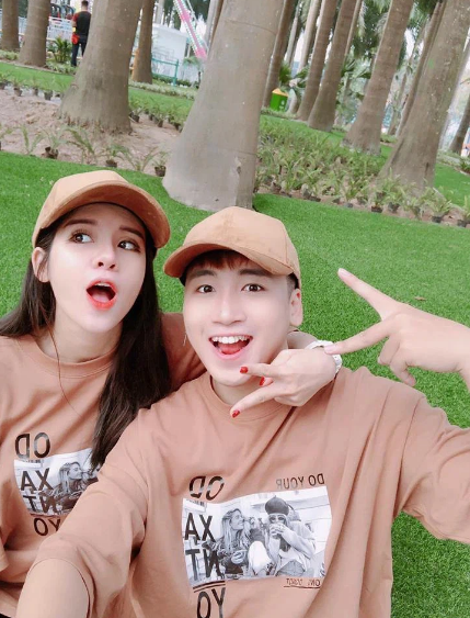 Mới đây, vlogger Huy Cung xác nhận ly hôn vợ sau gần 3 năm kết hôn khiến người hâm mộ hụt hẫng. Chia sẻ về lý do đường ai nấy đi, hot girl Mỹ Linh cho biết do hai vợ chồng không còn hợp nhau trong suy nghĩ và lối sống, tuy nhiên họ vẫn cùng nhau chăm sóc con.