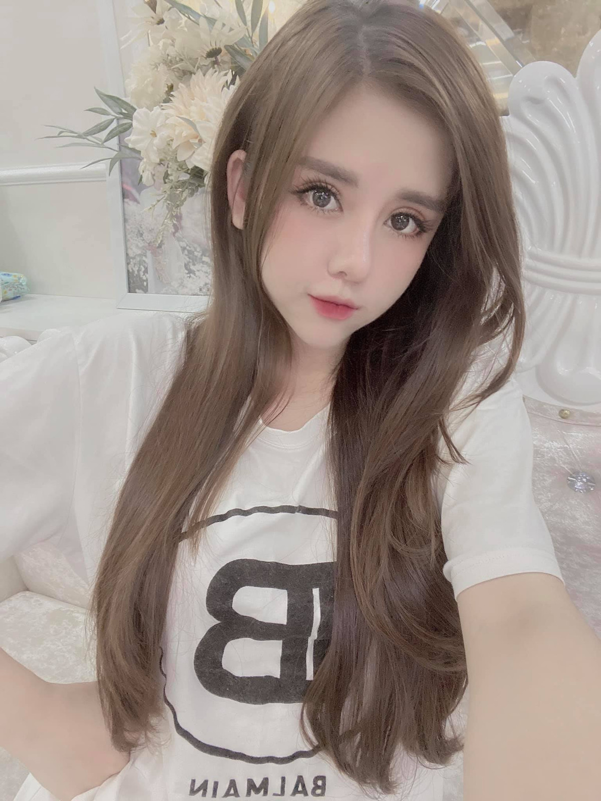 Trang cá nhân của cô thường xuyên đăng tải những khoảnh khắc một mình hay liên quan đến công việc.