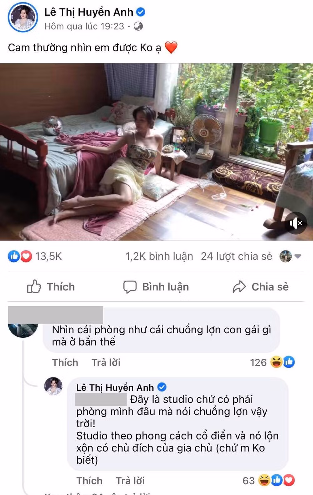 Trước bình luận ví von căn phòng chẳng khác nào là chuồng lợn, hot girl bà Tưng đã có màn đáp trả cực "gắt": "Đây là studio chứ có phải phòng mình đâu mà nói chuồng lợn vậy trời! Studio theo phong cách cổ điển và nó lộn xộn có chủ đích của gia chủ".