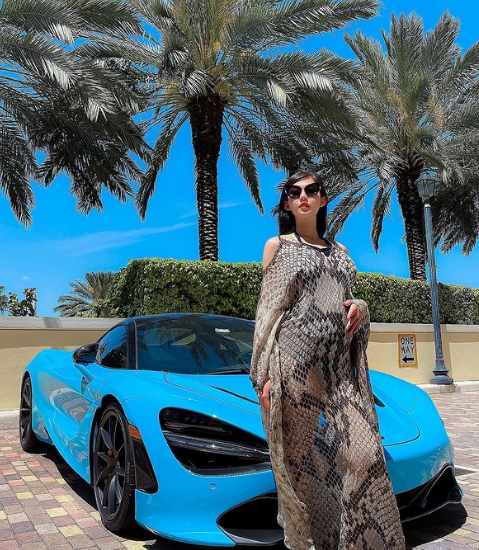 Tiểu Giang (tên thật Nguyễn Đặng Tiểu Giang, sinh năm 1993) là nữ rich kid Việt đình đám thời gian gần đây. Mặc dù đã làm mẹ nhưng tiểu thư nhà giàu này luôn gây ấn tượng với đẳng cấp chịu chơi cực đỉnh, nhan sắc cũng thuộc hàng cực phẩm.