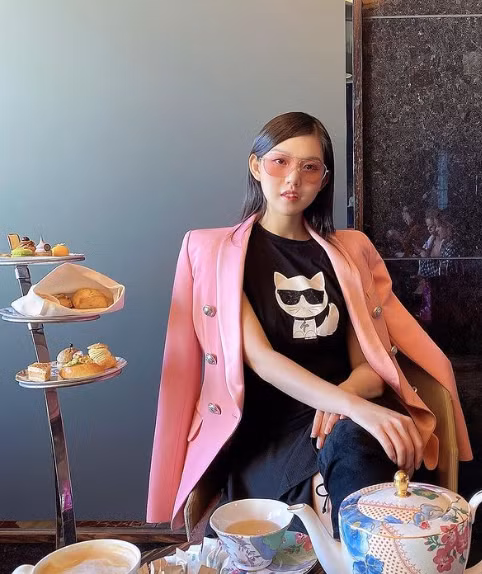 Sinh ra trong một gia đình buôn siêu xe nên không khó hiểu vì sao mỗi ngày rich kid Tiểu Giang lại xuất hiện bên một chiếc xe mới.