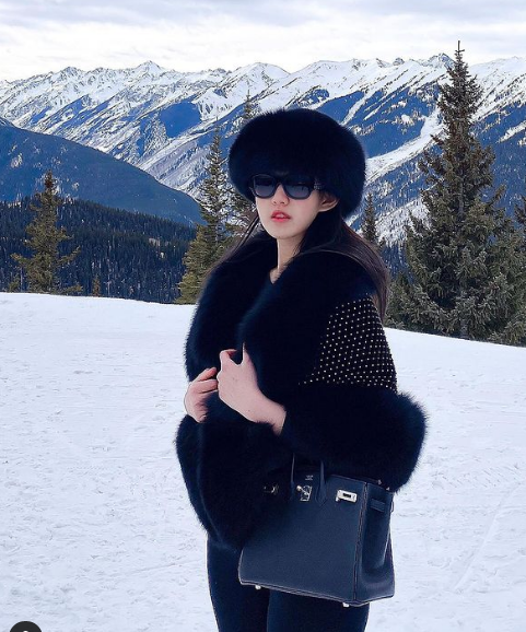 Cuộc sống của cô gái 28 tuổi còn được "nhuộm" đủ màu sắc với những chuyến du lịch xa xỉ tới nhiều đất nước khác nhau.